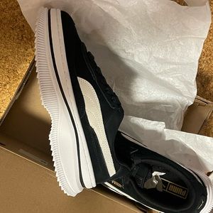 Puma Sneakers never worn US women 6.5